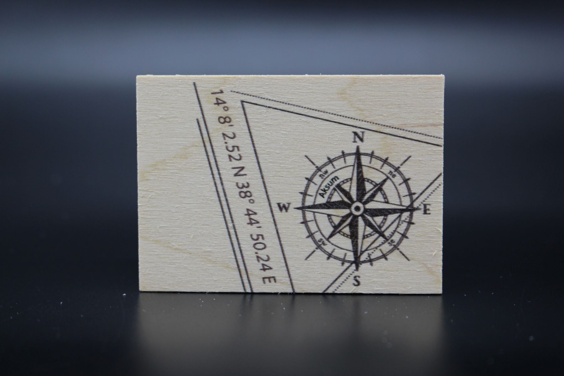 Holzmagnet „Aksum“ – Koordninaten – Bild 2